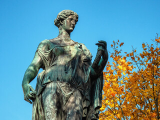 Catherine Park (Tsarskoye Selo). Kameronova galereya, the statue of Flora.