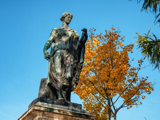 Catherine Park (Tsarskoye Selo). Kameronova galereya, the statue of Flora.