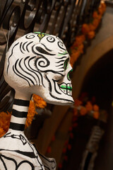 Obraz na płótnie Canvas Traditional Mexican skeletons figurines to celebrate de day of the dead.
