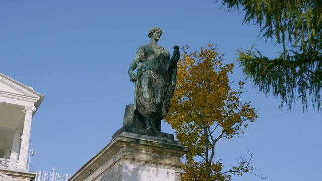 Catherine Park (Tsarskoye Selo). Kameronova galereya, the statue of Flora.