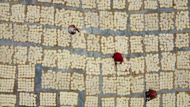 Workers are making vermicelli rice noodles