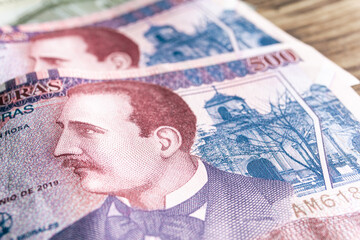 a macro photography of couple of 500 lempiras bills.