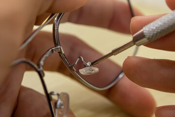 The legs of the glasses are loose, tightened tightly.
