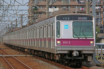 Obraz premium 一ノ割駅付近を走行する電車