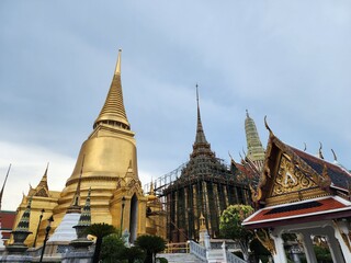 Wat Phra Kaew is an important royal temple in various royal ceremonies. Created in conjunction with the establishment of Rattanakosin Today it is a famous and popular place with tourists.