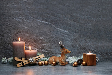 Weihnachtliche Kulisse mit Kerzen einem Hirsch und Weihnachtsdekoration mit Platz für Text.
