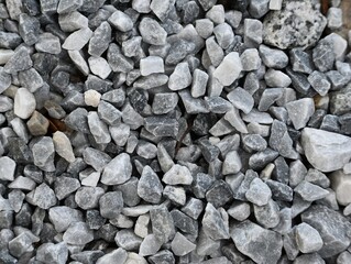 Fondo con detalle y textura de multitud de piedras de tonos grises en diferentes formas y tamaños