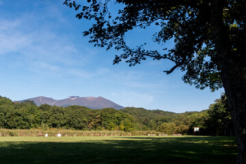 北海道苫小牧市、錦大沼公園から眺めた晩夏の樽前山【9月】