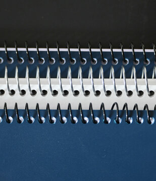 Fondo con detalle y textura de varias libretas con espiral metalica en diferentes colores