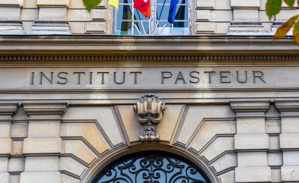 Paris, France - 30 octobre 2022: Détail du bâtiment historique de l'Institut Pasteur, fondation française privée dédiée à l'étude de la biologie, des micro-organismes, des maladies et des vaccins