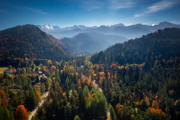 Luchtfoto van de stad Zakopane onder de Tatra-bergen in de herfst. Polen
