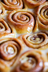 saftige Zimtschnecken mit Glasur glänzend