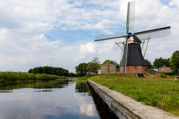 Holenderski wiatrak nad kanałem