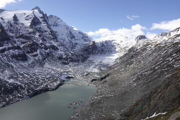 Blick zum Großglockner mit der Pasterze  im Herbst bei Neuschnee und Sonnenschein