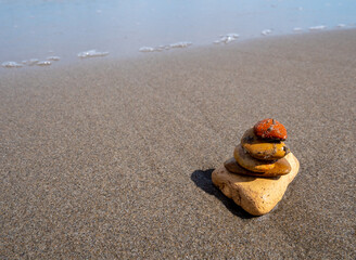 Balancesteine am Strand als Hintergrund