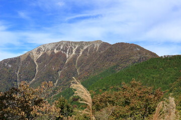 天気に恵まれた秋の日の伊吹山の山頂付近の姿