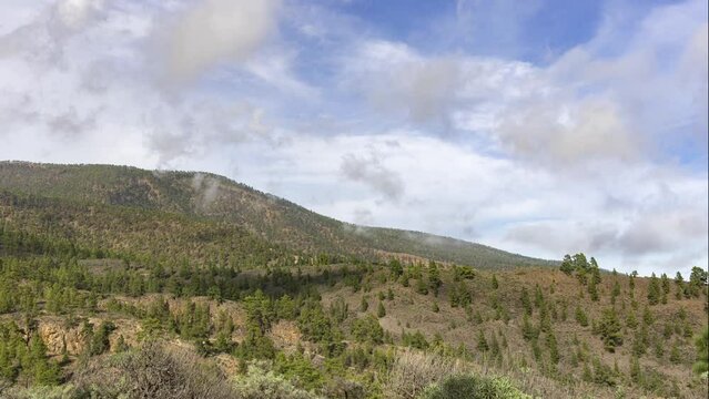 Timelapse ladera y nubes