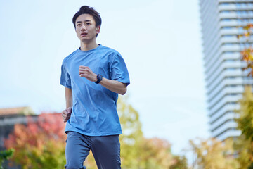 スポーツウェアを着た若い日本人の男性