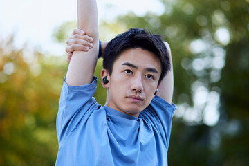 スポーツウェアを着た若い日本人の男性