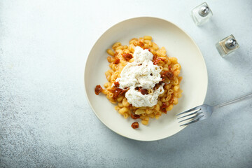 Pasta with fresh cheese and tomatoes