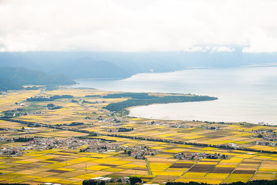 磐梯山登山途中から見下ろす、猪苗代湖と金色に輝く田んぼ © 藤田 昌宏