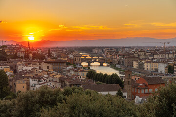 Fototapeta na wymiar Vue sur Florence, l'Arno et le Ponte Vecchio au soleil couchant