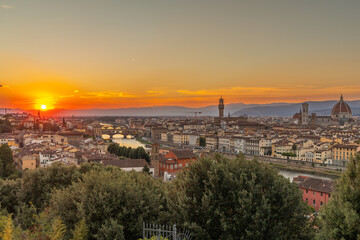 Fototapeta na wymiar Vue sur Florence, l'Arno, le Ponte Vecchio, le Palazzo Vecchio et le Duomo au soleil couchant