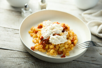 Pasta with fresh cheese and tomatoes