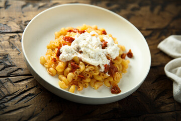 Pasta with fresh cheese and tomatoes