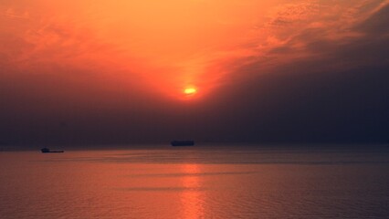 Obraz premium 불게 타오르는 일출 풍경 - 경남 거제도