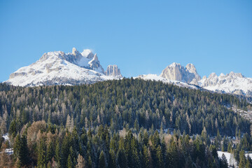 Zimowa panorama skalistych gór pokrytych śniegiem.