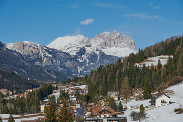 Zimowa panorama skalistych gór pokrytych śniegiem. © Tomasz
