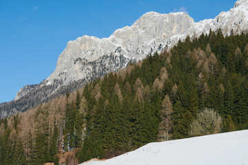 Zimowa panorama skalistych gór pokrytych śniegiem. © Tomasz