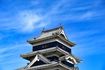 青空の秋の国宝松本城