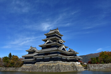 青空の秋の国宝松本城