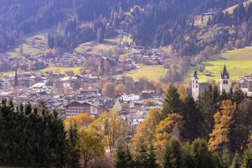 Stadt Kitzbühel im Herbst