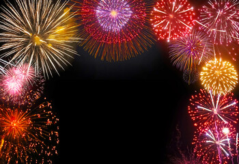 fireworks in the night sky, fajerwerki sylwestrowe, noworoczne na czarnym tle.

