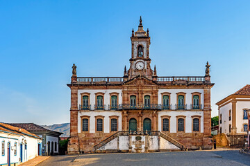 Fototapeta na wymiar Central square of the historic city of Ouro Preto with its baroque buildings from the imperial period and cobblestones
