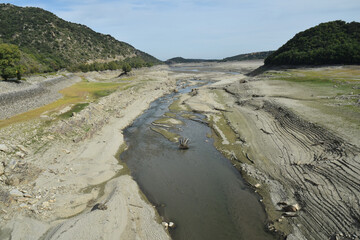 Le fleuve côtier Têt par temps de sécheresse. A Vinça, Pyrénées orientales, Roussillon, Occitanie, France.