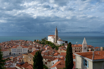 Fototapeta premium Panorama du port de Piran sur la mer Adriatique en Slovénie dans le golfe de Trieste par temps orageux