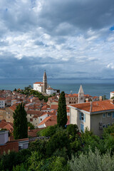 Obraz premium Panorama du port de Piran sur la mer Adriatique en Slovénie dans le golfe de Trieste par temps orageux