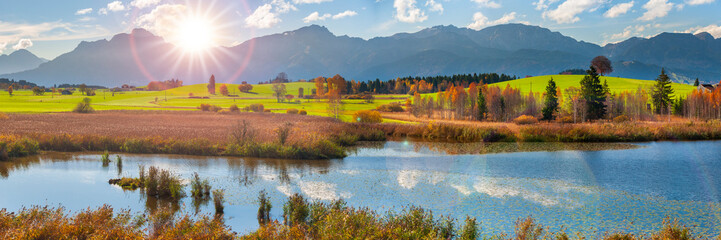 Panorama Landschaft im Allgäu mit See, Gebirge und Sonne
