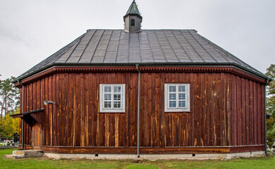 Reconstructed from wood in 1850, together with the belfry, the cemetery chapel under the invocation...