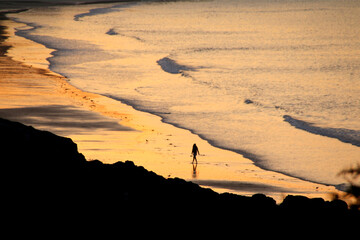 Promenade sur la plage au coucher de soleil