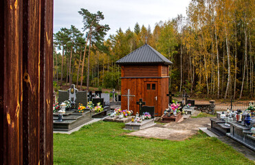 Reconstructed from wood in 1850, together with the belfry, the cemetery chapel under the invocation...