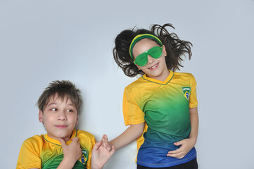 crianças do brasil comemorando gol alegres  © Alexandre