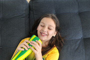 menina comemorando futebol brasil sala de tv 