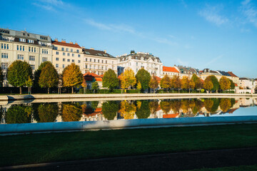 Belvedere palace gardens in Vienna on a sunny day - obrazy, fototapety, plakaty