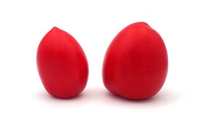 Deux tomates Roma debout isolées sur fond blanc