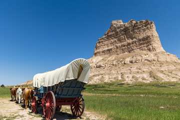 Covered wagon in front of Scotts Bluff National Monument, Gering, Nebraska, USA